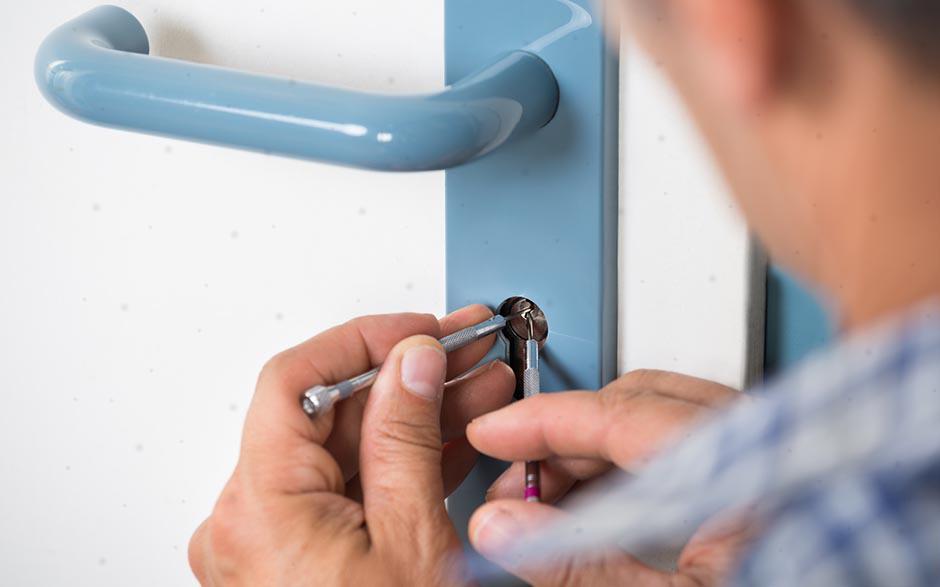 changer verrou porte Bouc-Bel-Air